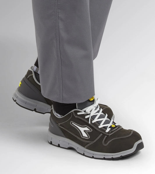 Scarpa Antinfortunistica Diadora Run Low S3 SRC ESD – Nubuck Pull Up Idrorepellente, Puntale Acciaio 200J, K Sole Antiperforazione, Plantare Carboni Attivi