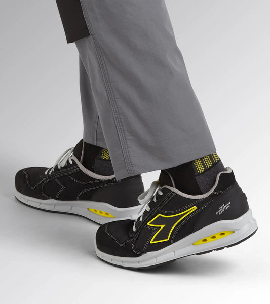 Scarpa Antinfortunistica Diadora Run Net Airbox Low S3 SRC – Crosta Scamosciata Idrorepellente, Net Breathing System by Geox, Puntale Alluminio 200J, K Sole, Fodera Nylon Ultra-Traspirante